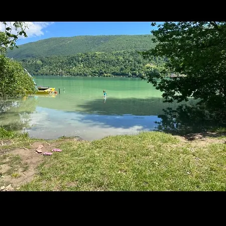 Campsite Au Bord Du Lepin-le-Lac